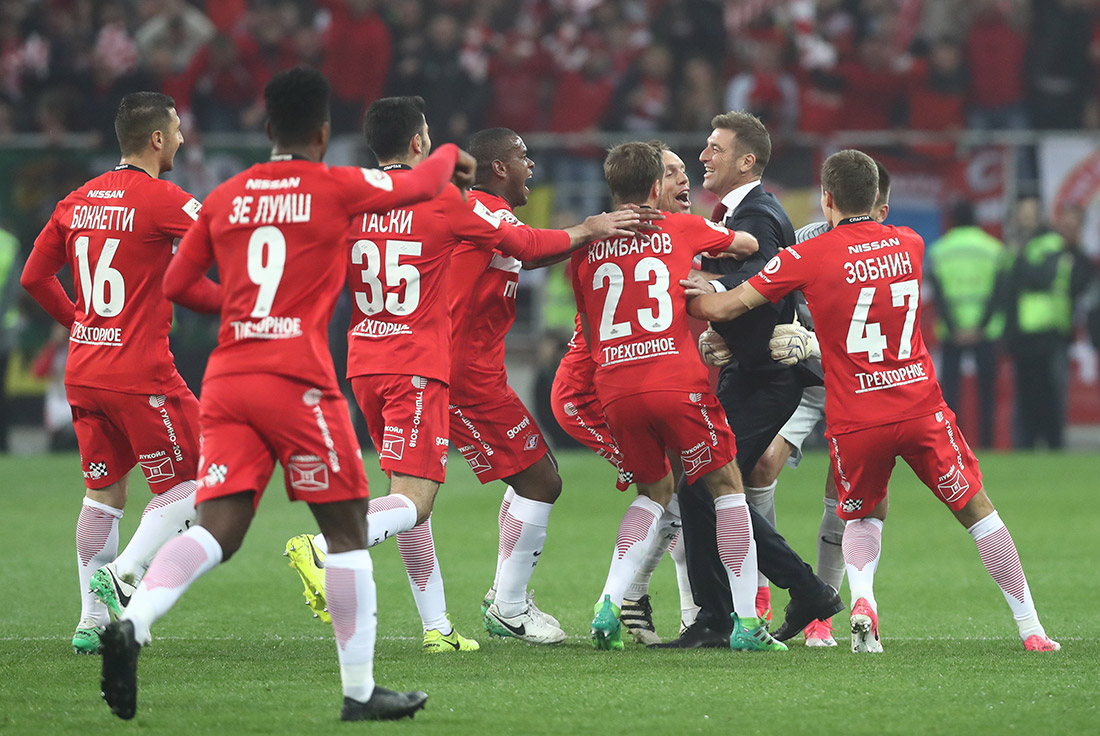 Один из голов в ворота "Терека" футболисты "Спартака" решили отпраздновать в компании с главным тренером Массимой Каррерой