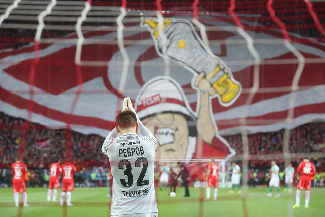 Голкипер "Спартака" Артем Ребров на фоне перфоманса, организованного фанатами команды