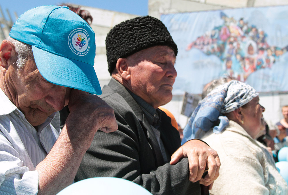 В Крыму прошли траурные мероприятия, приуроченные к 73-й годовщине депортации крымских татар. На фото: жители Бахчисарая у железнодорожной станции "Сирень", откуда 18 мая 1944 года отправились первые эшелоны с депортированными.