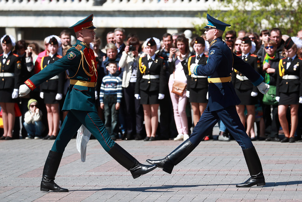 В Александровском саду в Москве состоялась торжественная церемония увольнения в запас военнослужащих 154-го отдельного комендантского Преображенского полка