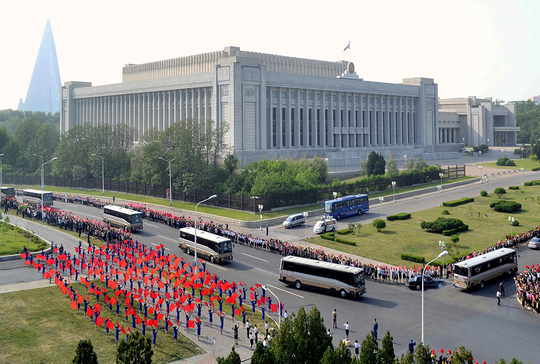 Пока Пхеньян торжественно встречал создателей своей баллистической ракеты, военное командование США направило авианосец "Рональд Рейган" к берегам Корейского полуострова для проведения учений с уже находящимся там американским авианосцем "Карл Винсон".
