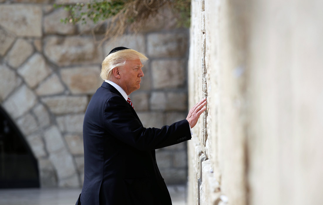 Президент США Дональд Трамп, который в понедельник прибыл в Израиль, посетил Стену Плача в Иерусалиме. Ранее в субботу Трамп посетил Саудовскую Аравию, ставшую первой страной в его дебютном зарубежном турне в качестве главы государства.