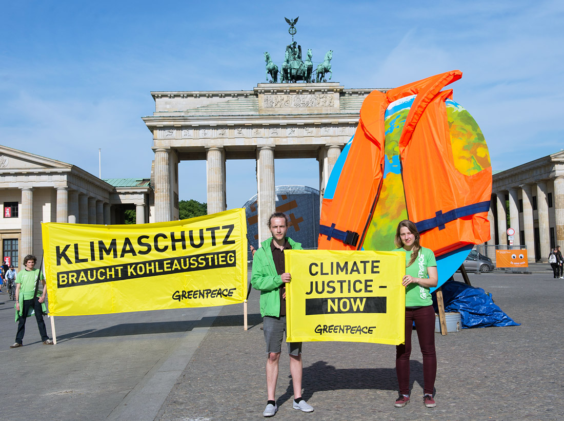 В Берлине проходит международная конференция "Петерсбергский диалог по климату". Активисты экологической организации Greenpeace провели акцию у Бранденбургских ворот с требованием прекратить добычу угля.