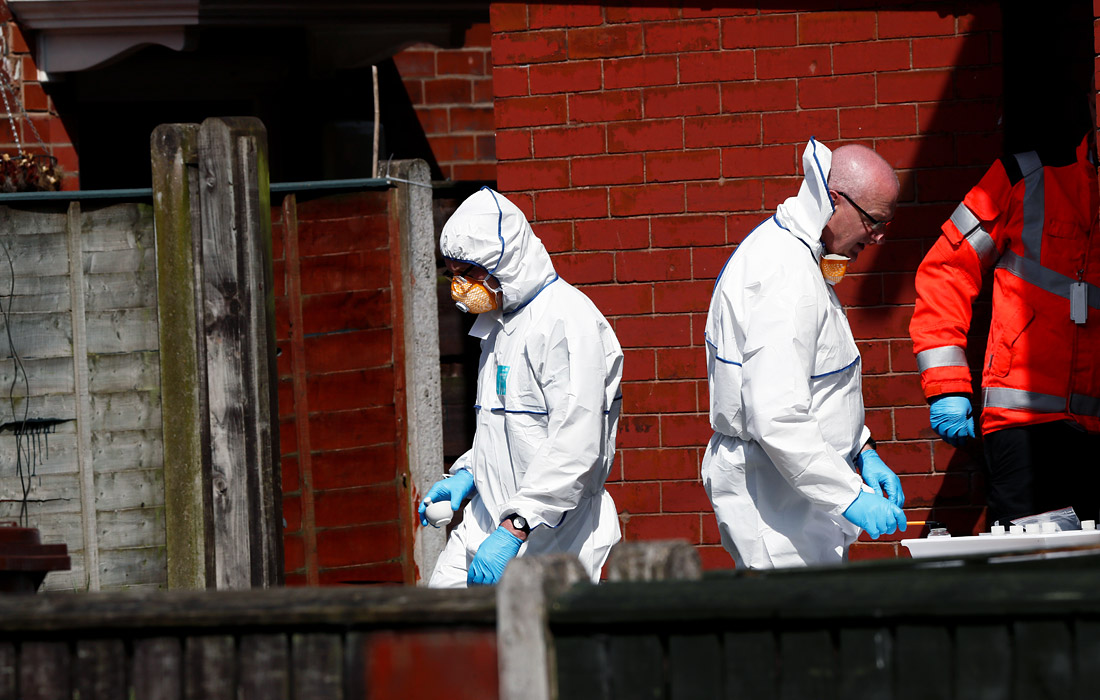 Сотрудники британской полиции проводят операцию по поиску причастных к теракту на "Манчестер Арене". В ночь на вторник во время концерта американской певицы Арианы Гранде произошел взрыв. По последним данным, погибли 22 человека, в том числе дети, более 50 человек пострадали. Ответственность за произошедшее взяло на себя ИГ (террористическая организация, запрещена в России).