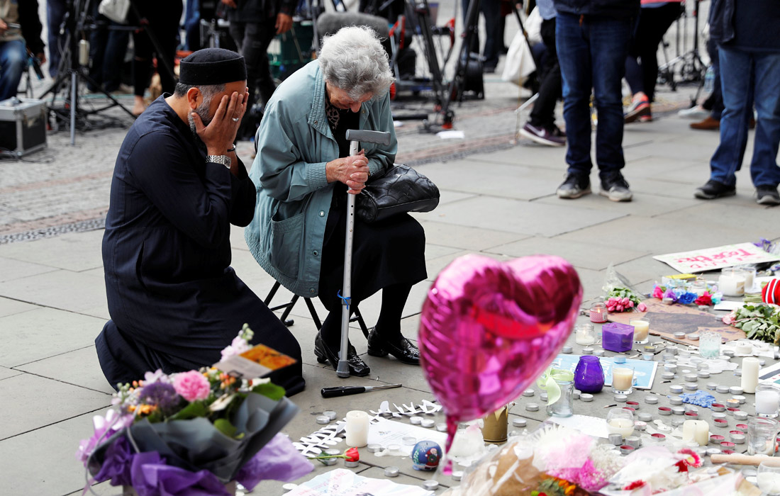 Жители Манчестера несут цветы и свечи к месту трагедии, чтобы почтить память жертв теракта и выразить соболезнование родственникам погибших. В ночь на вторник на стадионе "Манчестер Арена"  во время концерта американской певицы Арианы Гранде прогремел взрыв, в результате которого погибли 22 человека и около 50 пострадали.
