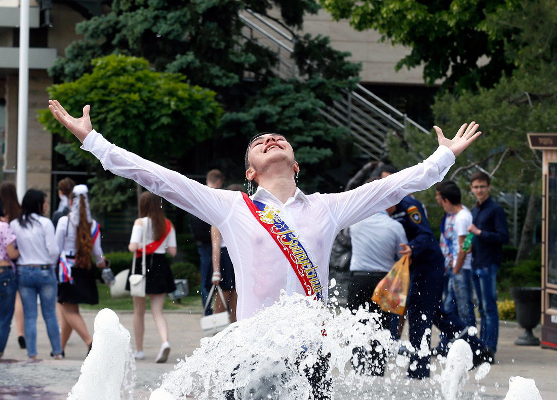 В российских школах прозвенел последний звонок