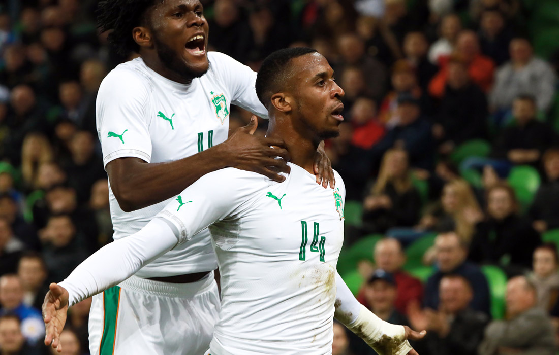 Игроки сборной Кот-д'Ивуара Франк Кесси и Жонатан Коджиа (слева направо) радуются после забитого гола