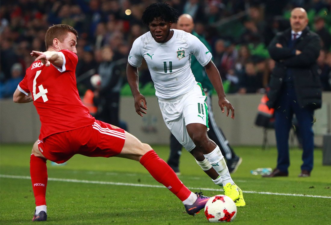 Игроки сборной России Андрей Семенов и Кот-д'Ивуара Франк Кесси (слева направо)