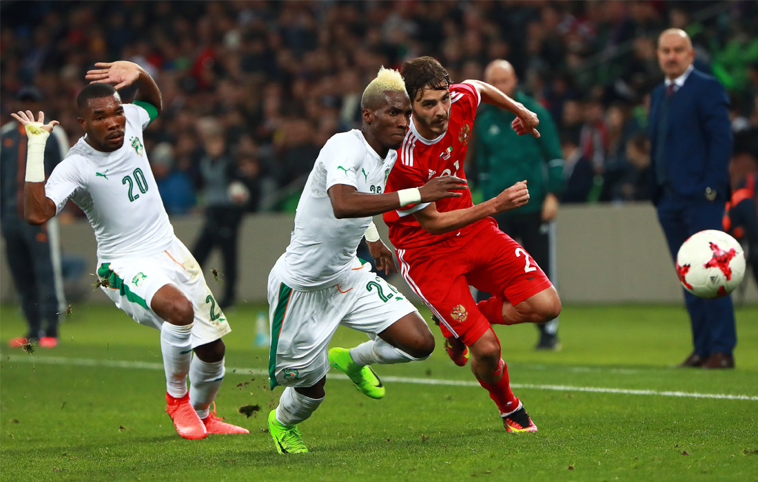 Игроки сборных Кот-д'Ивуара Сере Ди, Мамаду Багайоко и России Александр Ерохин (слева направо)