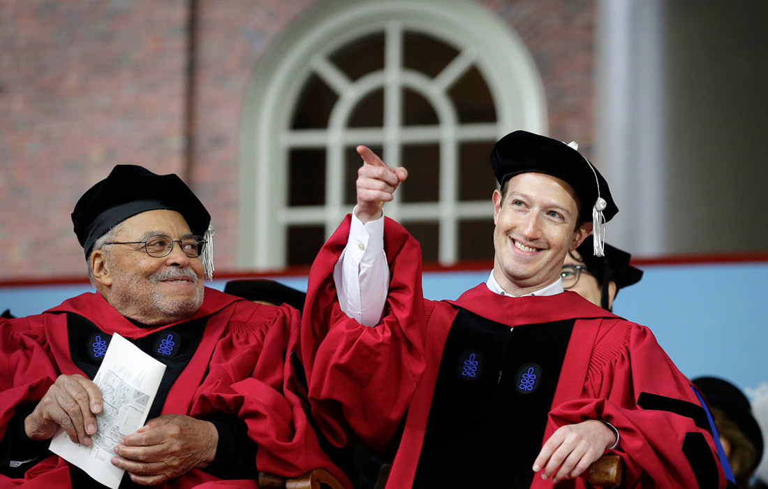 Основатель Facebook Марк Цукерберг спустя 12 лет после отчисления из Гарвардского университета получил ученую степень. Цукерберг поступил на психологический факультет Гарварда в 2002 году, но вскоре полностью посвятил себя продвижению социальной сети и оставил учебу. Ему присвоили степень почетного доктора юридических наук.