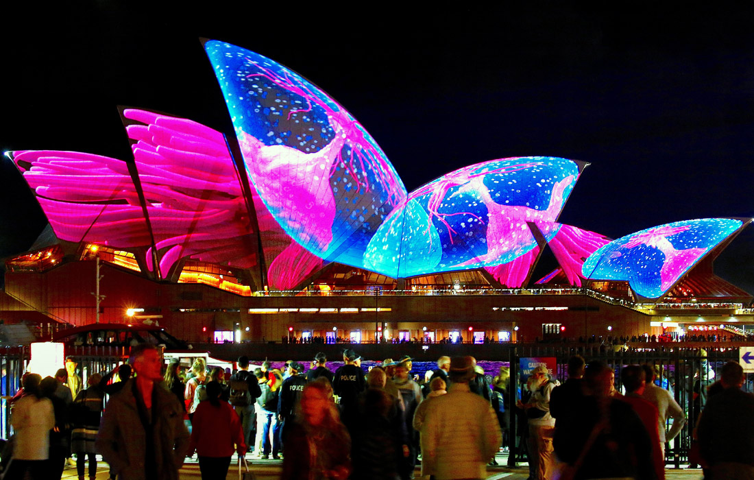 В Сиднее стартовал ежегодный фестиваль света Vivid Sydney, в ходе которого лучшие световые дизайнеры со всего мира раскрасили австралийский город в яркие краски. Самая эффектная часть фестиваля - это световые арт-проекции на здания города, в том числе на поверхность знаменитого Сиднейского оперного театра.
