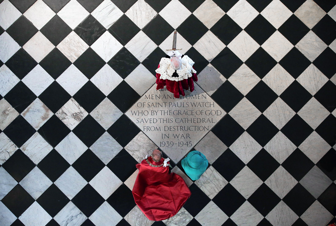 Королева Великобритании Елизавета II и герцог Эдинбургский во время службы, посвященной 100-летию Ордена Британской империи в лондонском соборе Святого Павла