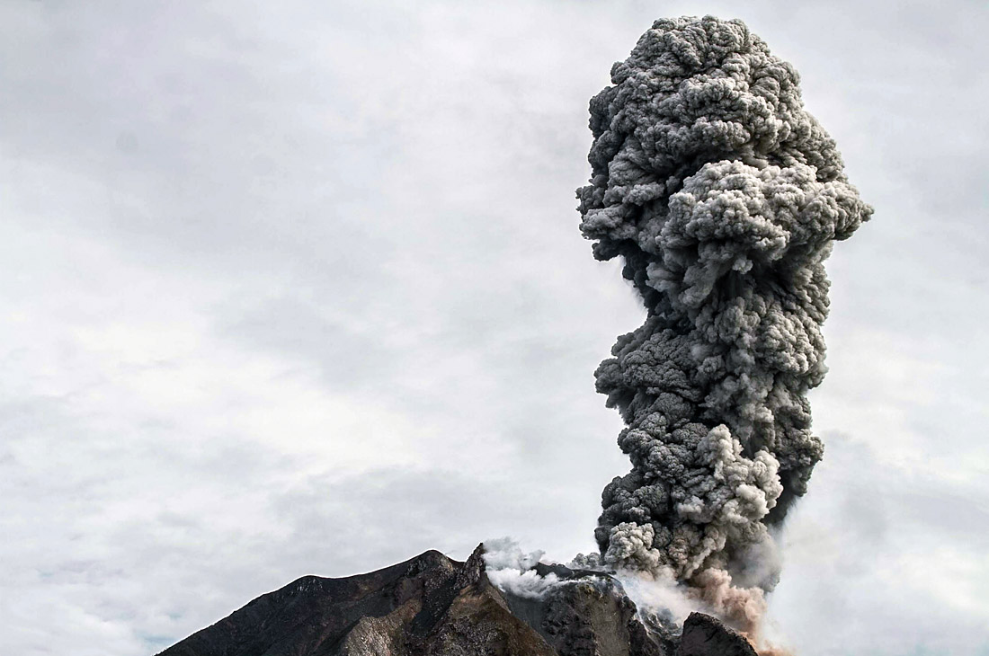 Вулкан Синабунг в Индонезии