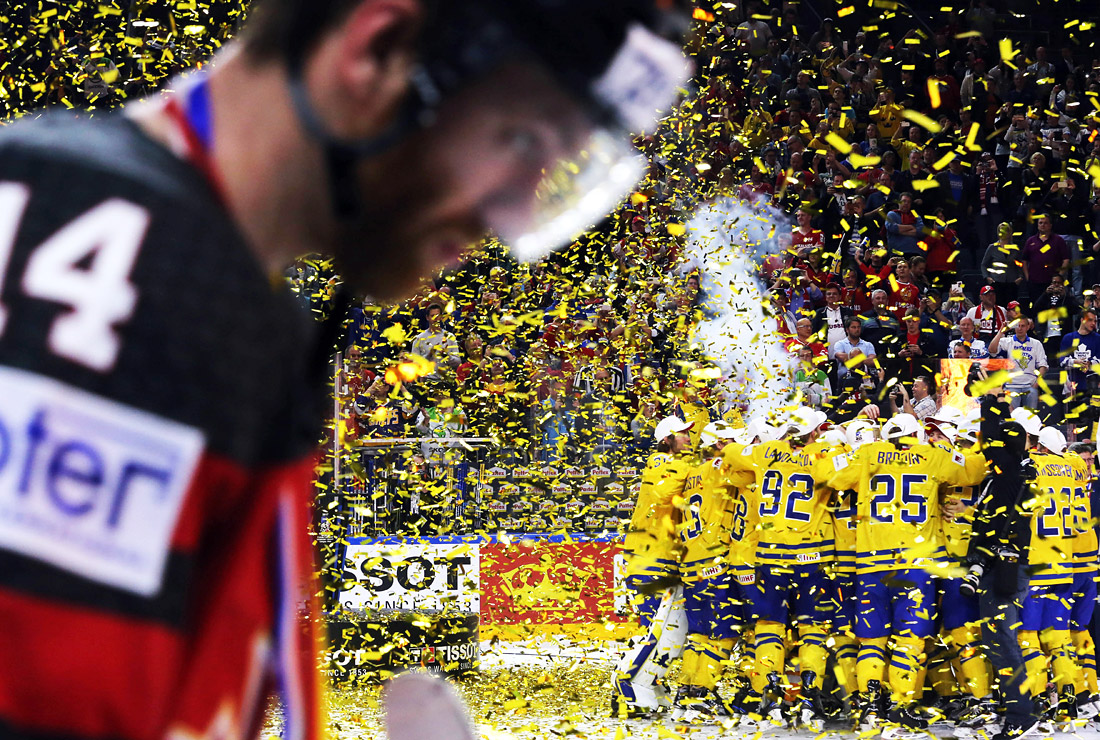 Игроки сборной Швеции после победы над Канадой в финальном матче чемпионата мира по хоккею