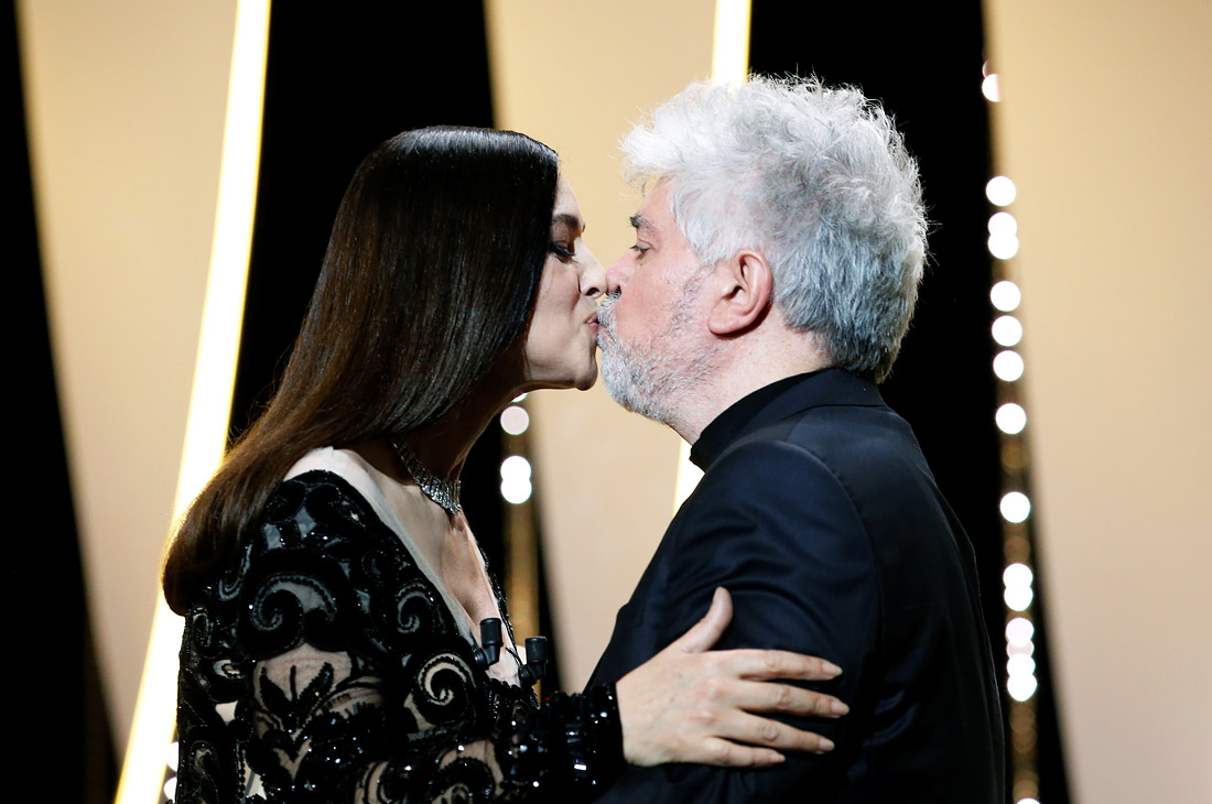 Ведущая церемонии закрытия Моника Беллуччи на этот раз одарила поцелуем председателя жюри режиссера Педро Альмадовара