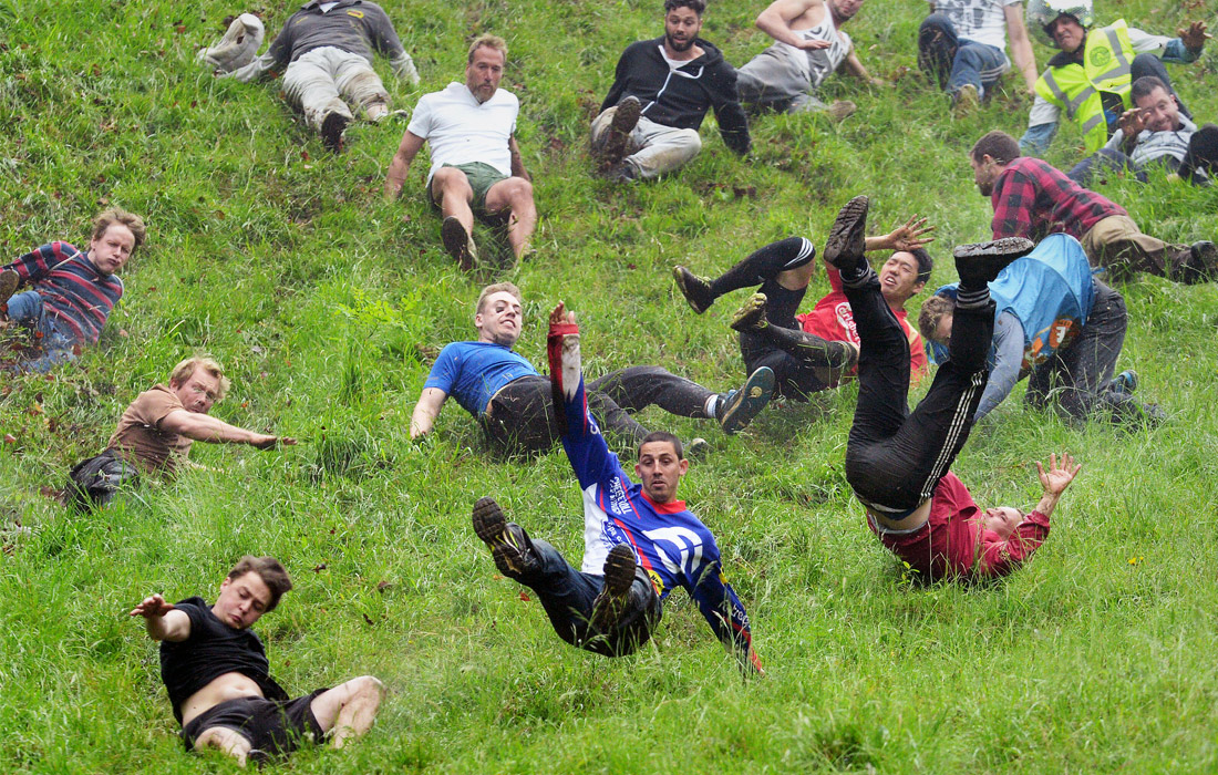 В британском Глостере прошел традиционный чемпионат по катанию сыра, во время которого участники бегут с крутого холма за головкой сыра, спущенной вниз, чтобы получить его в качестве приза. Экстремальное соревнование нередко заканчивается для англичан ссадинами, ушибами и даже серьезными травмами.