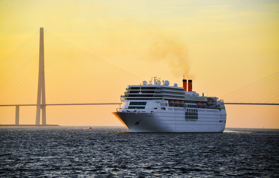 Круизный лайнер Costa NeoRomantica, прибывший из японского порта Канадзава, впервые зашел в порт Владивостока. На берег приморской столицы сошли более тысячи туристов из Японии и Южной Кореи.