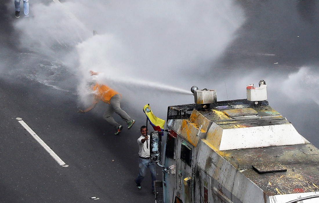 В Каракасе прошла очередная акция протеста оппозиции против политики президента Николаса Мадуро, в ходе которой пострадали 247 человек. С начала апреля в Венесуэле почти ежедневно проходят митинги. За это время погибли не менее 50 человек. Представители оппозиции требуют проведения досрочных выборов нового президента, полного восстановления прав парламента Венесуэлы, а также начала процесса восстановления экономики страны.