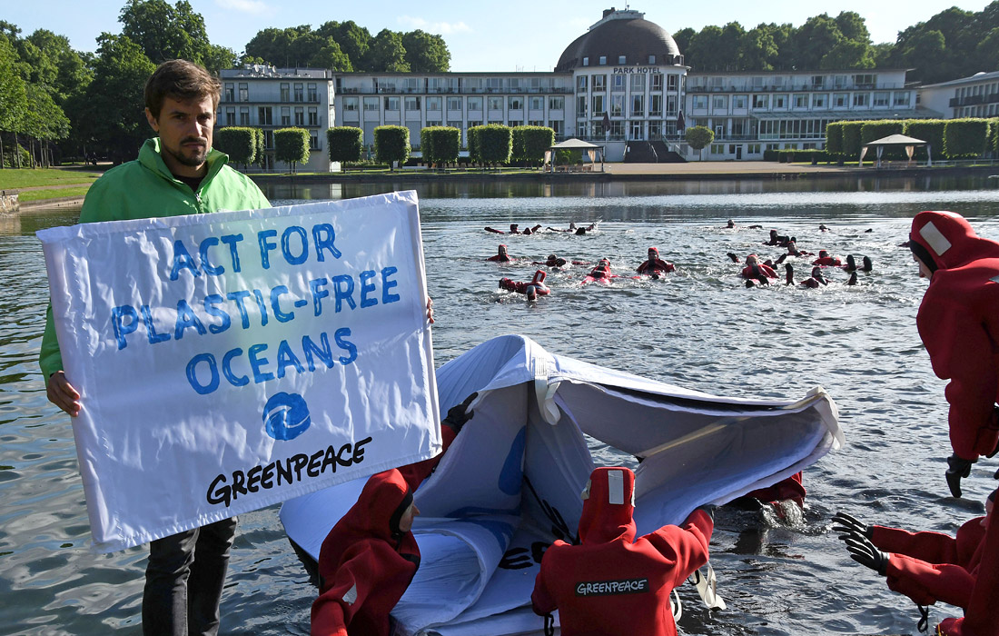 Члены экологической организации Greenpeace провели акцию в защиту океанов от пластика в Бремене