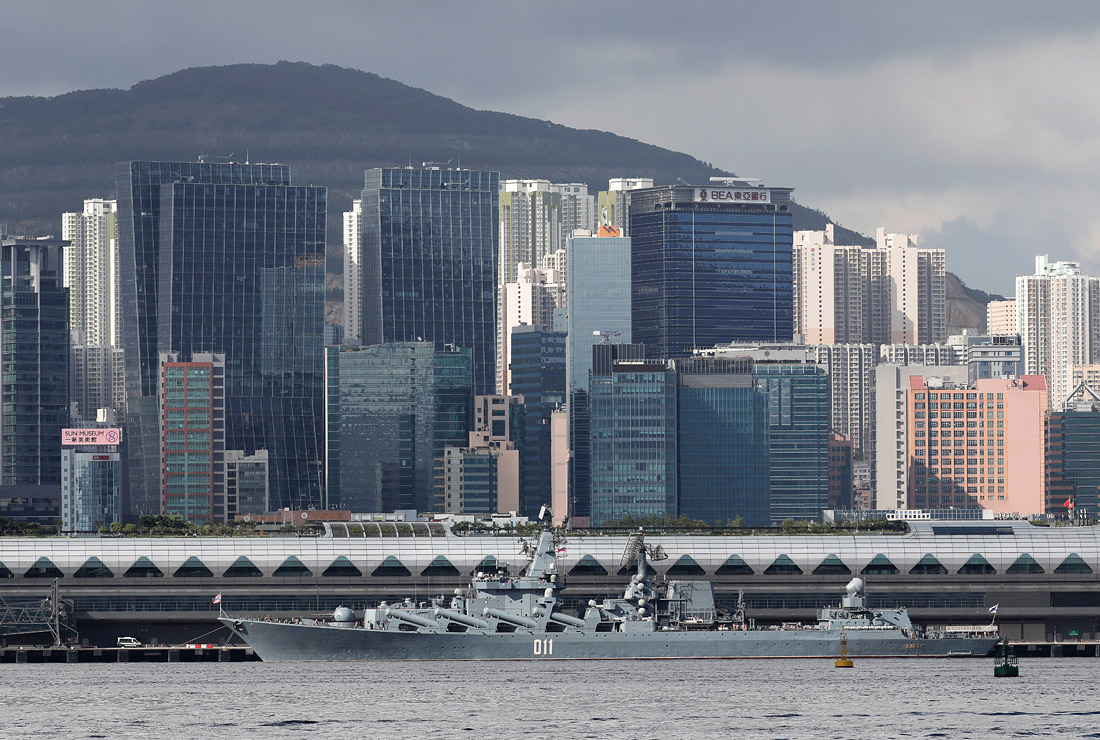 Российский ракетный крейсер "Варяг" находится в Гонконге с пятидневным визитом, в рамках которого моряки-тихоокеанцы встречаются с представителями командования Военно-морских сил Национально-освободительной армии Китая, осматривают достопримечательности иностранного порта и проводят ряд совместных товарищеских спортивных матчей с китайскими моряками. Отряд боевых кораблей Тихоокеанского флота, в составе ракетного крейсера "Варяг" и танкера "Печенга", выполняет задачи дальнего похода в водах Мирового океана с 1 апреля 2017 года. Поход проходит по плану международного военного сотрудничества Вооружённых сил РФ и продлится более двух месяцев.