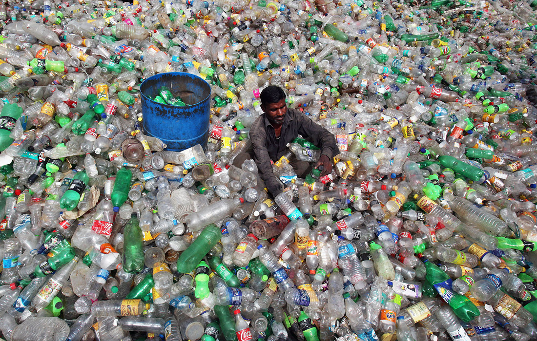 Ежегодно 5 июня отмечается Всемирный день окружающей среды, утвержденный ООН в 1972 году и призванный привлечь внимание мировой общественности к природоохранной деятельности. На фото: житель индийского города Чандигарх сортирует бутылки на свалке пластикового мусора.