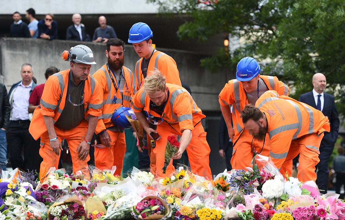 Жители Лондона продолжают нести цветы к стихийным мемориалам в память о погибших в субботнем теракте на Лондонском мосту