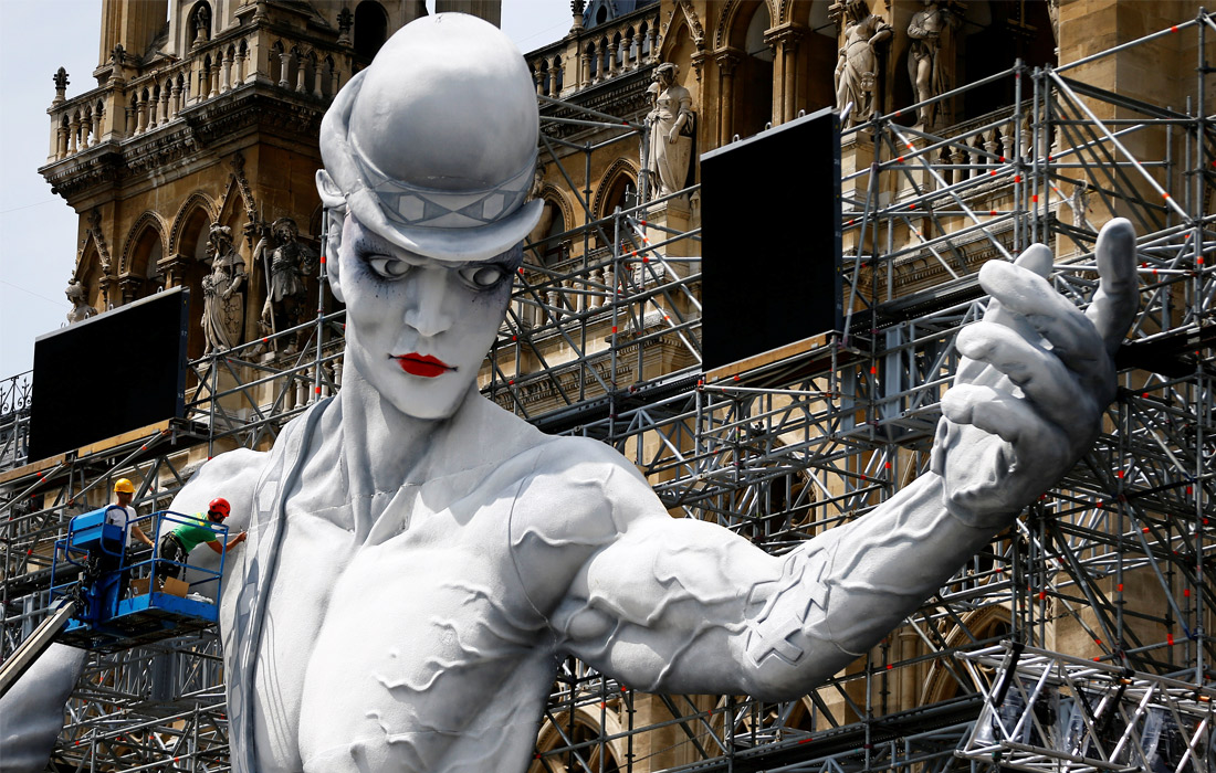 В Вене готовятся к проведению благотворительного бала Life Ball, на котором собираются пожертвования для помощи людям с ВИЧ-инфекцией или СПИДом. Это мероприятие считается одним из самых красочных и ярких событий во всей Европе.