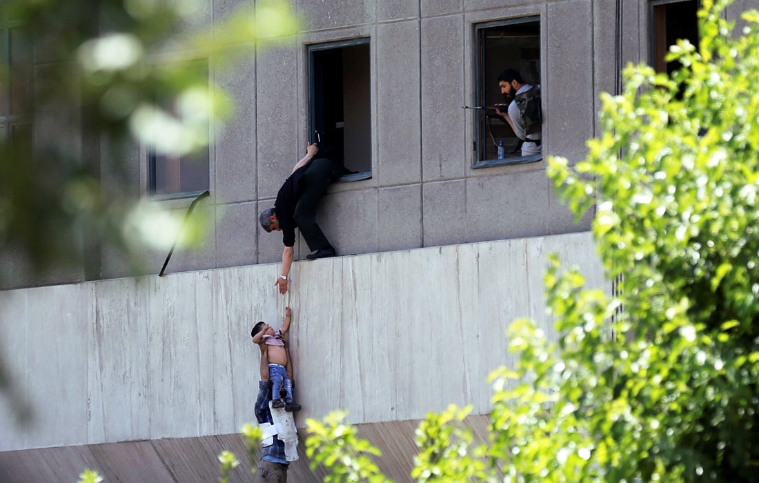 В Иране прошла масштабная антитеррористическая операция. Утром 7 июня сразу два нападения произошли в Тегеране. Группа вооруженных автоматами людей ворвалась в здание парламента и открыла огонь по находившимся там людям. Вскоре после этого несколько злоумышленников атаковали мавзолей аятоллы Хомейни, расположенный примерно в 20 км от здания парламента. В результате двух терактов погибло 12 человек.