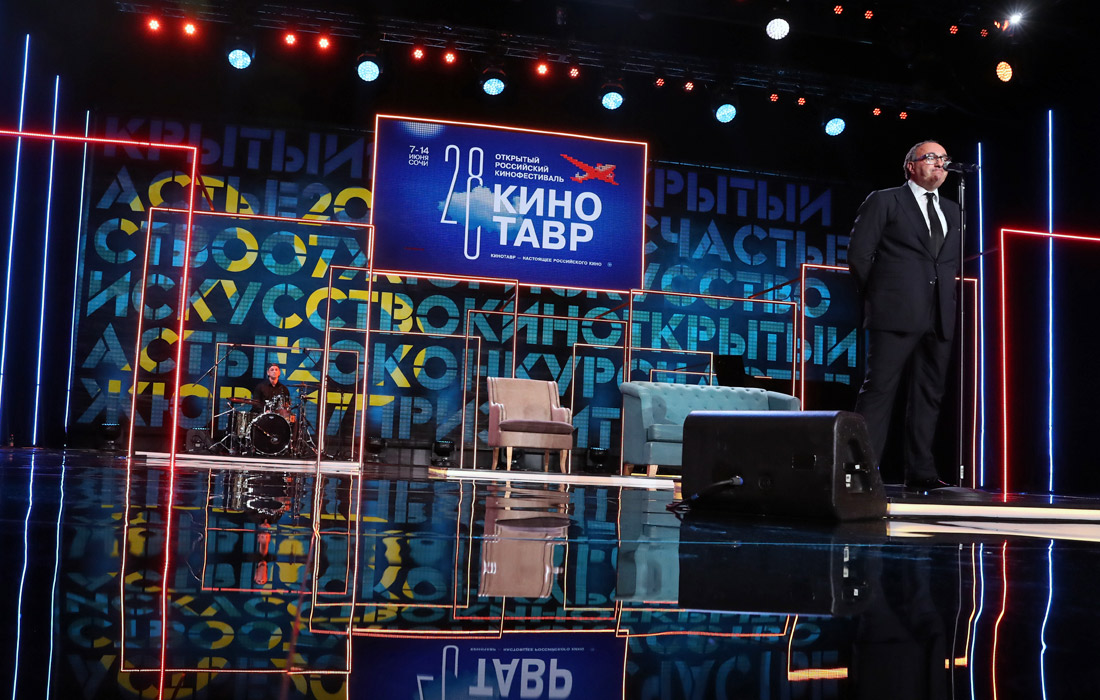 Продюсер Александр Роднянский на сцене Зимнего театра