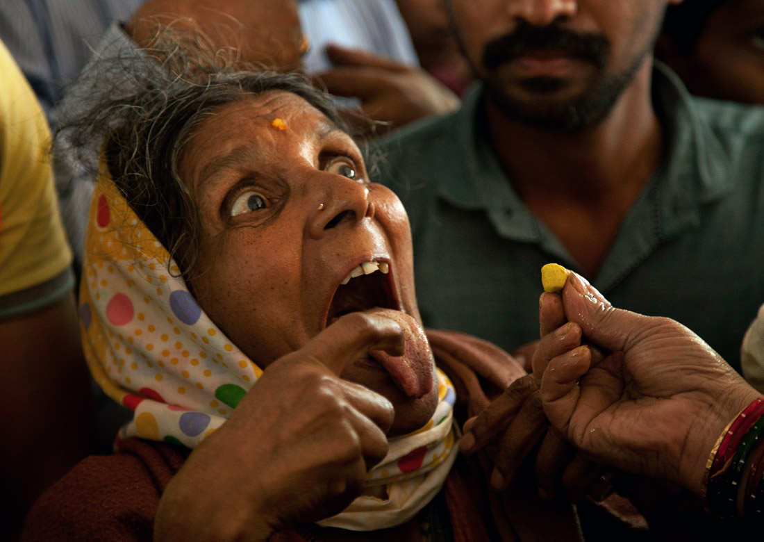 Ежегодно тысячи жителей Индии приезжают в Хайдарабад чтобы излечиться от астмы с помощью необычного способа, который практикует семья Батхини Гоуд более полутора веков. Больному предстоит проглотить живую рыбку со смесью из трав в виде пасты, рецепт которой известен только членам семьи и передается из поколения в поколение.