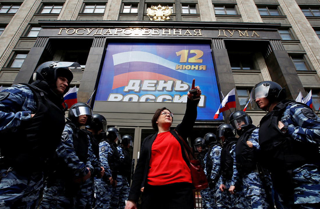 В Москве у здания Госдумы на Охотном ряду состоялся пикет против программы реновации столичного жилья. Около ста участников акции охарактеризовали программу как "произвол" в отношении москвичей. Проект закона о реновации жилого фонда Госдума одобрила в первом чтении 20 апреля. Законопроект вызвал широкий общественный резонанс. Поправки ко второму чтению будут обсуждаться на парламентских слушаниях в пятницу.