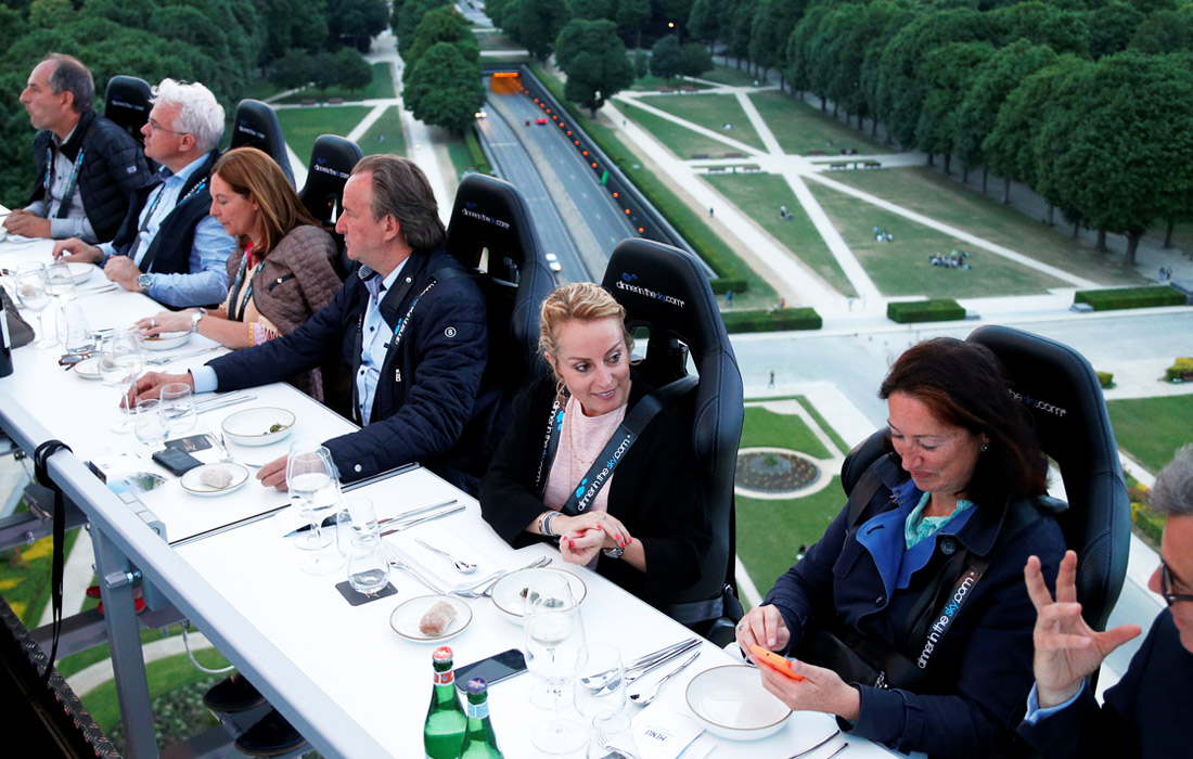 Посетители ресторана в Брюсселе могут насладиться ужином на высоте 40 метров на подвесной платформе. Ресторан вмещает 22 гостя, которые в целях безопасности пристегнуты широкими ремнями к специальным креслам.