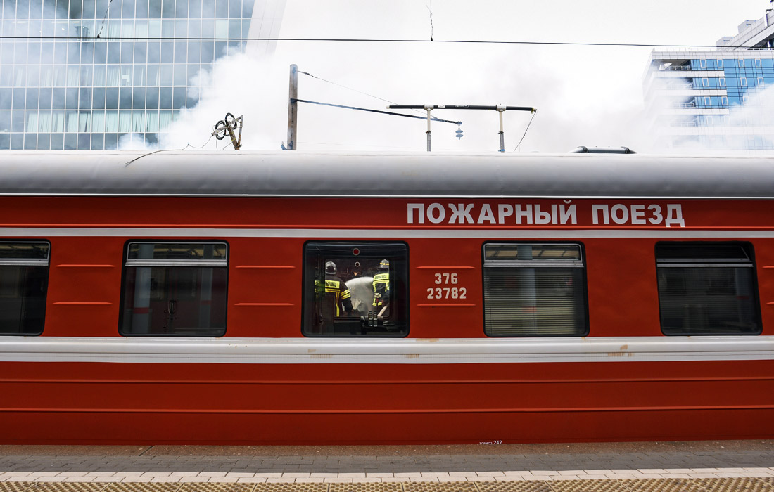 Днем в пятницу в двухэтажном складском помещении на Киевском вокзале возник пожар. Огонь охватил площадь в 100 кв. метров. При разборе завалов спасатели обнаружили тела двух погибших. По факту гибели двух человек организована доследственная проверка.