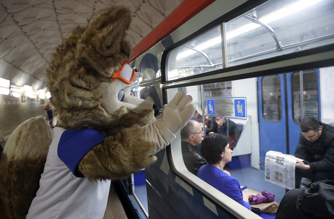 В столичном метрополитене открылась выставка, посвященная Кубку конфедераций. Пассажиры прибывающие на станцию "Воробьевы горы" получили возможность узнать подробности о "турнире чемпионов" и познакомиться с его символикой и атрибутикой, а так же поприветствовать волка Забиваку - официального талисмана чемпионата мира по футболу 2018 года.