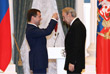 Президент России Дмитрий Медведев и актер Алексей Баталов, награжденный орденом "За заслуги перед Отечеством" II степени, на торжественной церемонии вручения государственных наград в Екатерининском зале Кремля. 2008 год.