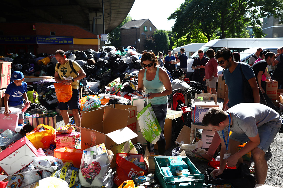 Жители Лондона собирают продукты и вещи для пострадавших в результате пожара в жилом доме "Гренфелл Тауэр". С огнем боролись более суток, в результате многоэтажное здание сгорело практически полностью. Число жертв на данный момент составляет 17 человек, их число может вырасти по мере завершения поисково-спасательных работ.