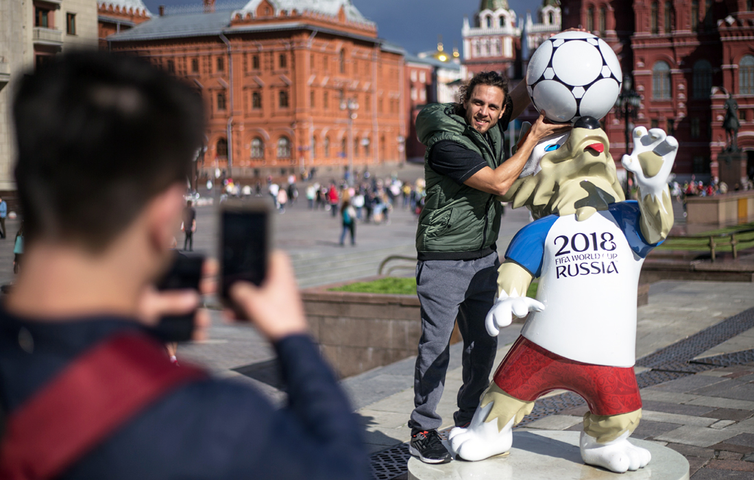 Официальный талисман чемпионата мира по футболу волк Забивака на Манежной площади в Москве
