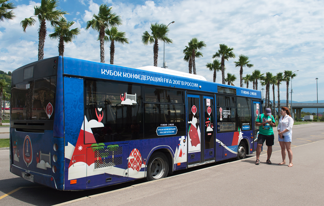 Городской автобус с футбольной символикой на остановке общественного транспорта в Сочи