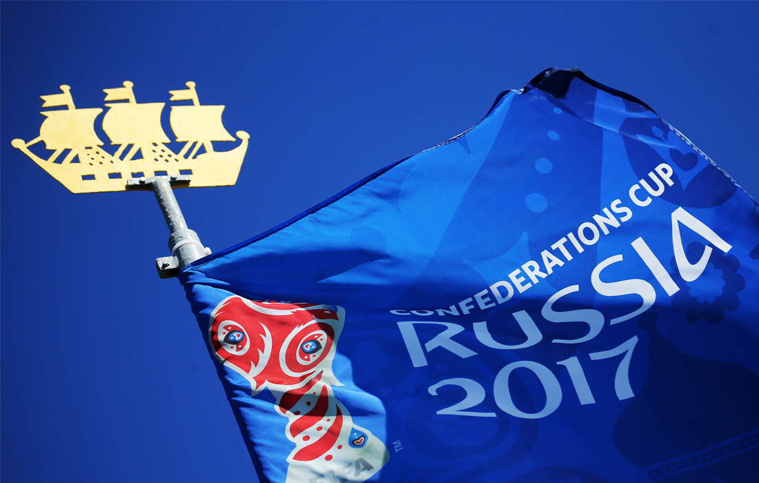 Растяжка с символикой Кубка конфедераций-2017 на одной из улиц Санкт-Петербурга