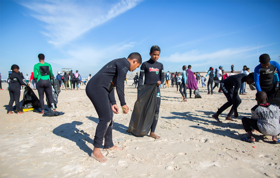 В ЮАР отмечают Международный день африканского ребенка, призванный привлечь внимание мировой общественности к проблемам детей и к условиям их повседневной жизни. В этот день сотни юношей и девушек в Кейптауне вышли на городской пляж, чтобы принять участие в акции по очистке берега от мусора.