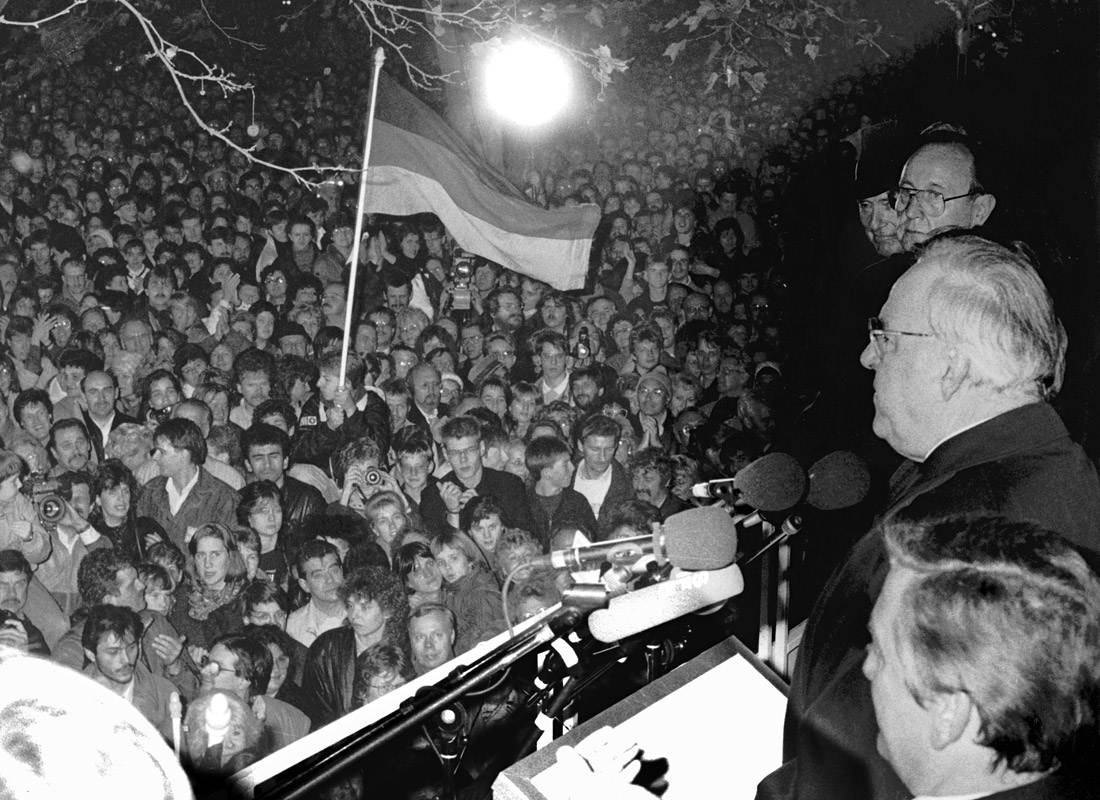Министр иностранных дел Германии Ханс-Дитрих Геншер и канцлер Германии Гельмут Коль выступают перед стотысячной толпой людей после падения Берлинской стены. Ноябрь, 1989 год.