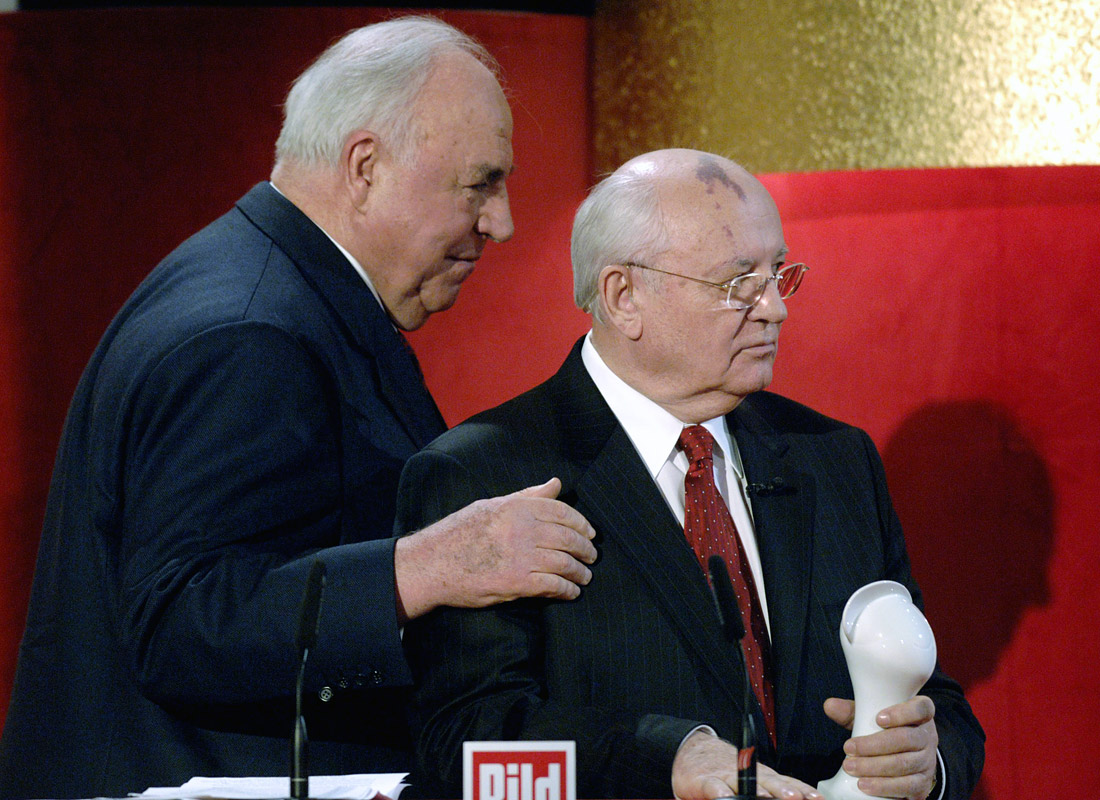 Бывший президент СССР Михаил Горбачев и бывший канцлер ФРГ Гельмут Коль, в Лейпцигской ратуше получают премию "Осгар" за вклад в немецкое единство.
Май, 2008 год.