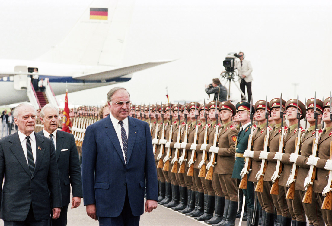 Гельмут Коль, прибывший с официальным визитом, во время торжественной встречи в аэропорту Внуково. Июль, 1983 год.