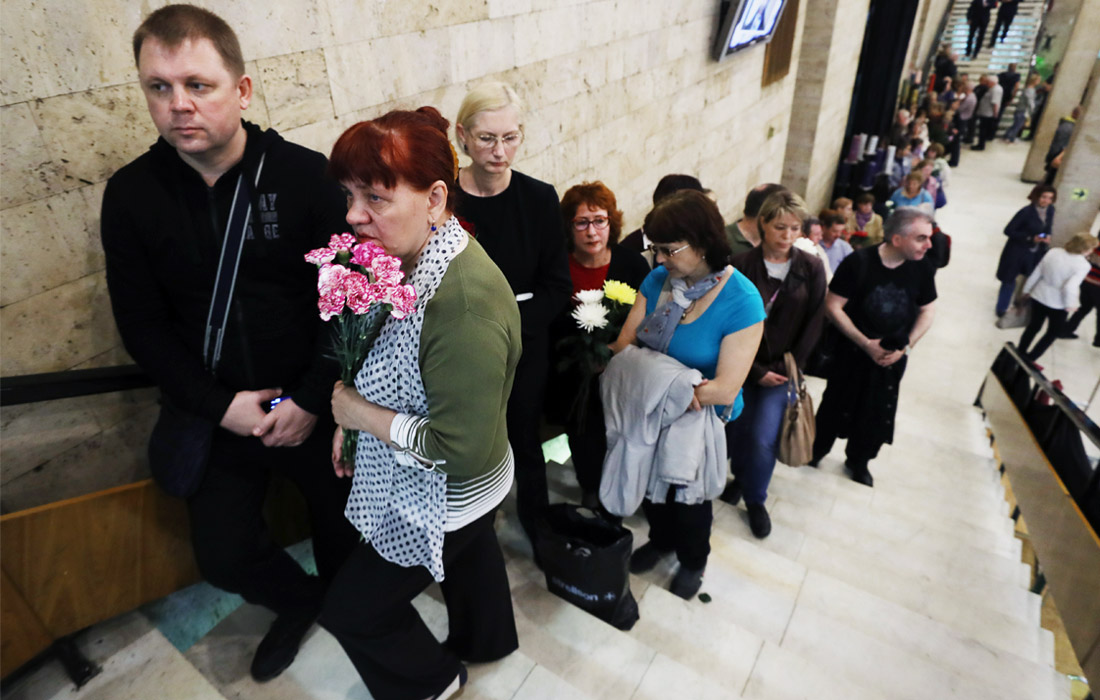 Очередь из желающих проститься с артистом у Большого зала Центрального дома кинематографистов