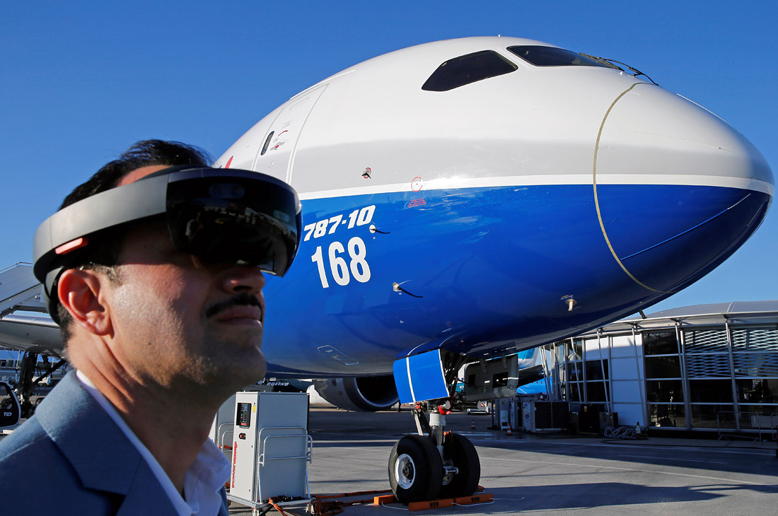 Международный авиакосмический салон Paris Air Show-2017 открывается в Ле Бурже. В этом году Россию представят только 25 компаний. В их числе Объединенная авиастроительная корпорация (ОАК), входящие в нее "Гражданские самолеты Сухого" и "Иркут", "Роскосмос", "Вертолеты России", МиГ, "Рособоронэкспорт". На статической экспозиции в Ле Бурже будет представлен только SSJ 100 в ливрее мексиканской авиакомпании Interjet.