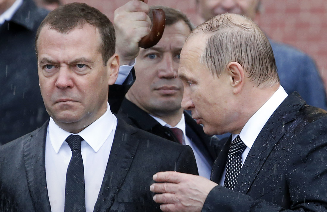 Президент РФ Владимир Путин и Премьер-министр России Дмитрий Медведев в День памяти и скорби приняли участие в церемонии возложения венков к Могиле Неизвестного солдата у Кремлевской стены в Александровском саду