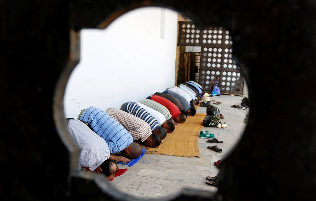 Во время священного месяца Рамадана в мечети Туниса