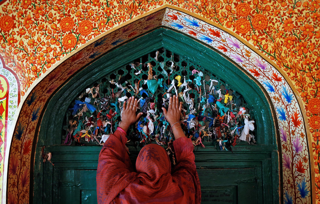 Мусульманская верующая возносит молитву в Шринагаре, Индия