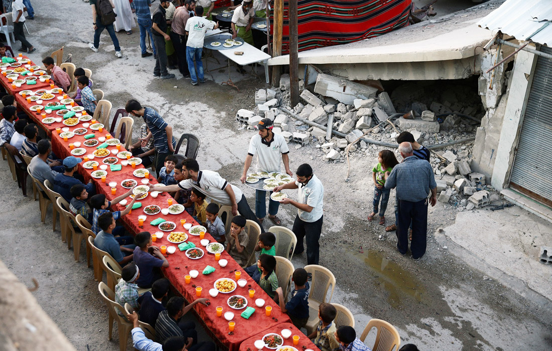 Вечерний прием пищи во время священного месяца Рамадан в разрушенном городе Дума, Сирия