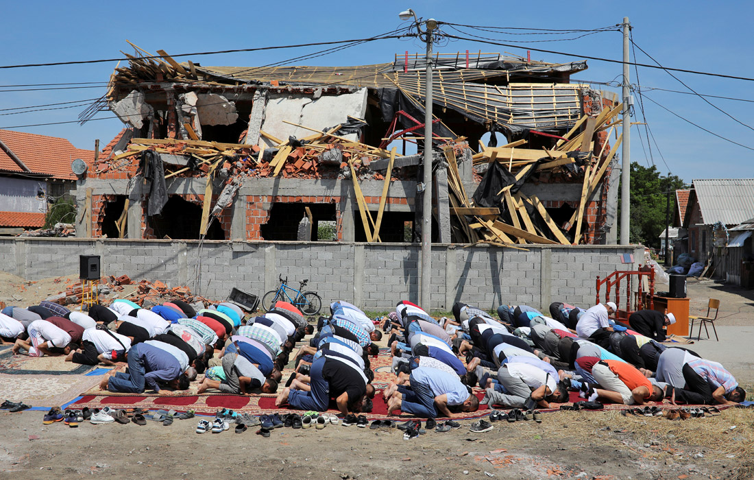 Мусульмане молятся перед разрушенной мечетью в Белграде, Сербия